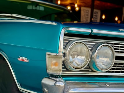 蓝色的汽车用金银大灯
